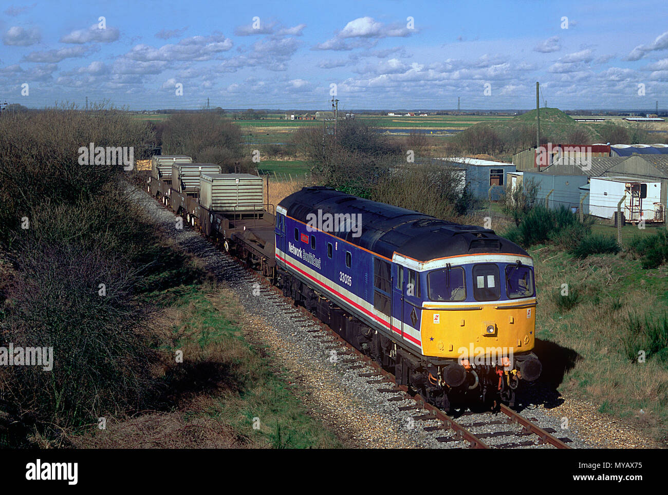 Una classe 33 locomotiva diesel numero 33035 lavora un pallone nucleare Treno in avvicinamento Lydd sul ramo di Dungeness. 2 marzo 1995. Foto Stock