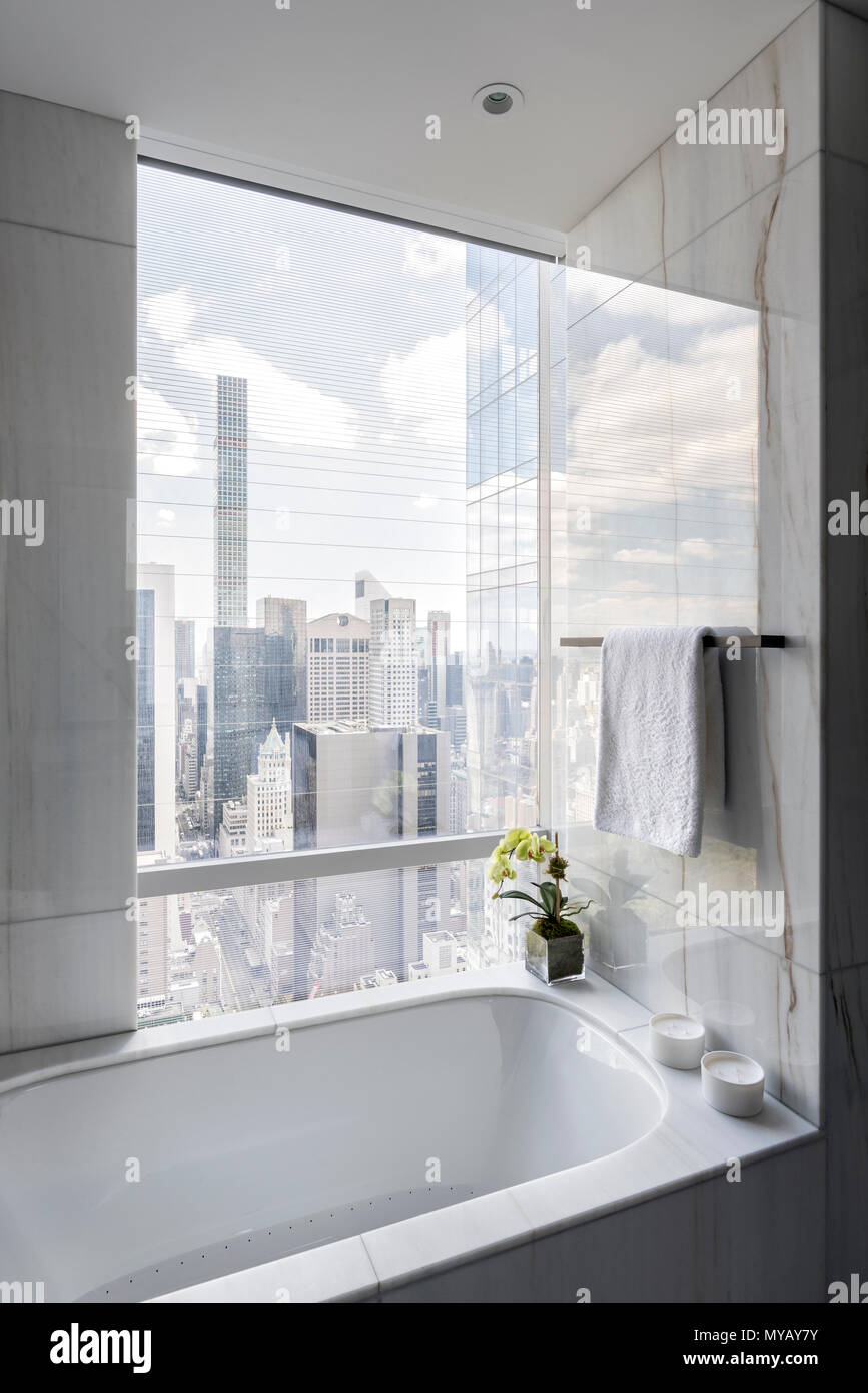 "Vasca da bagno dalla finestra di un appartamento nella città di New York, Stati Uniti d'America" Foto Stock