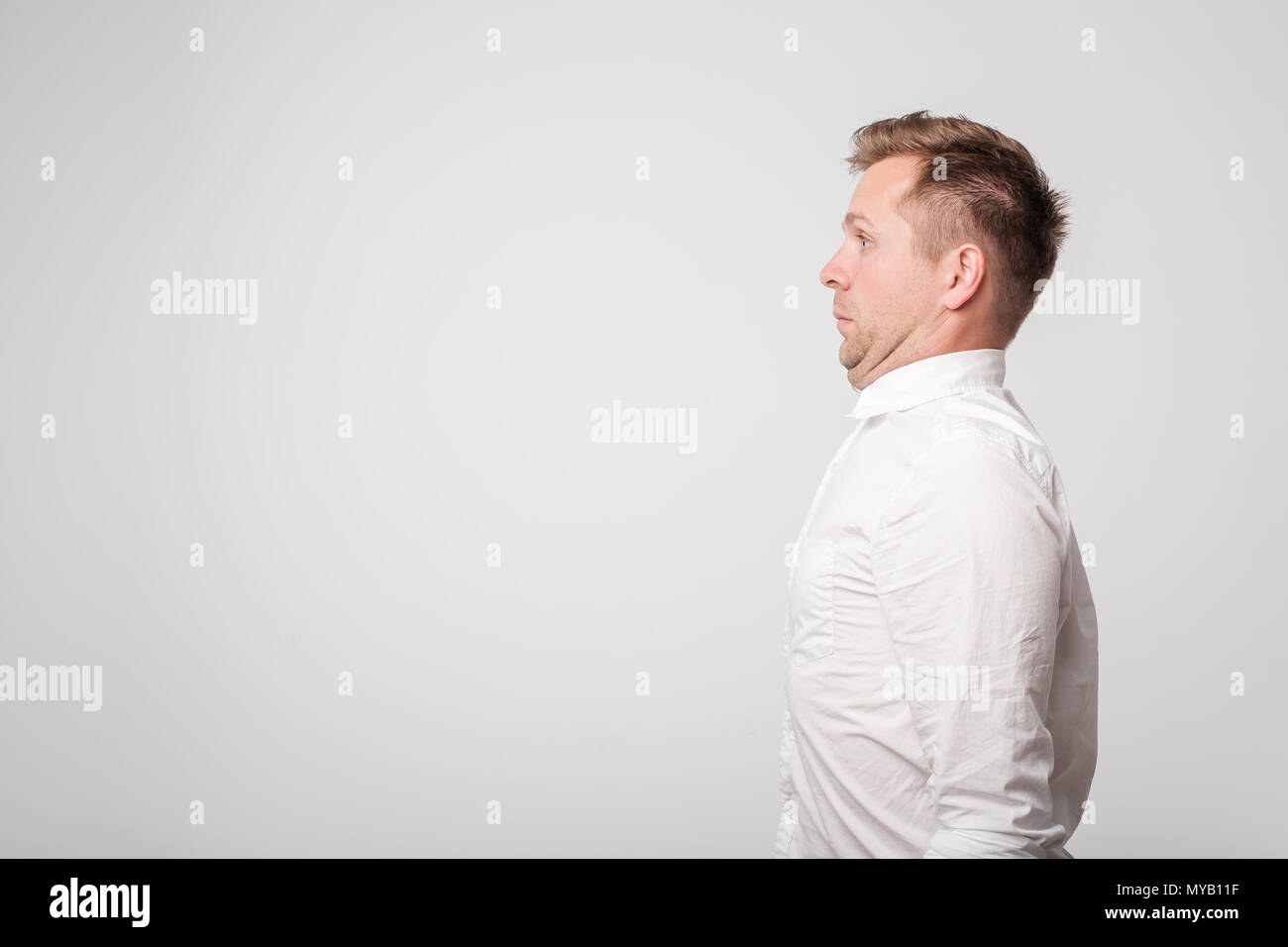 Caucasian giovane con un doppio mento. Risultato di uno stile di vita povero. Foto Stock