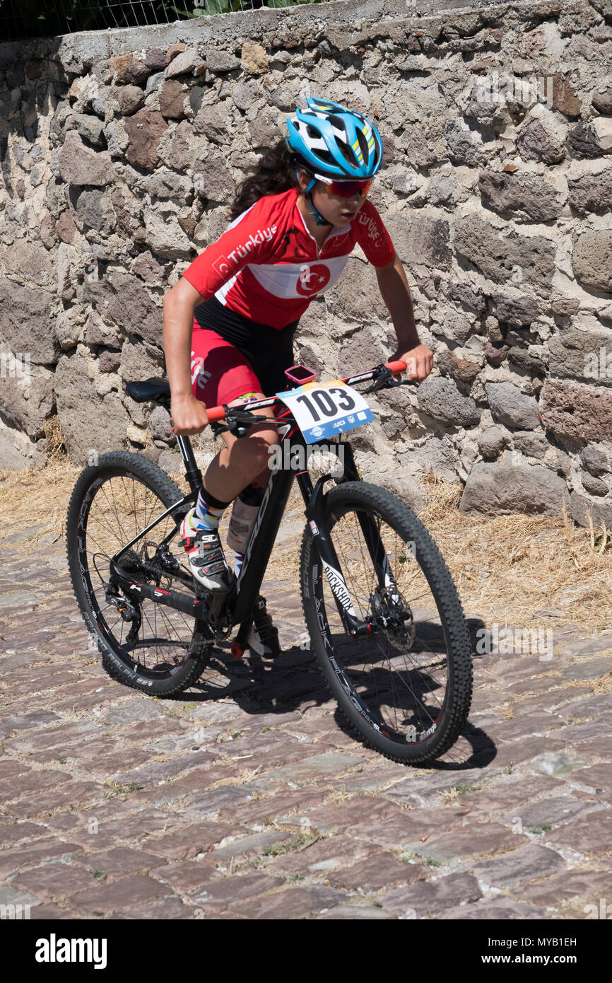 Femmina turco ciclista compete in una gara internazionale di mountain bike nel villaggio greco di molivos sull isola di Lesbo Foto Stock