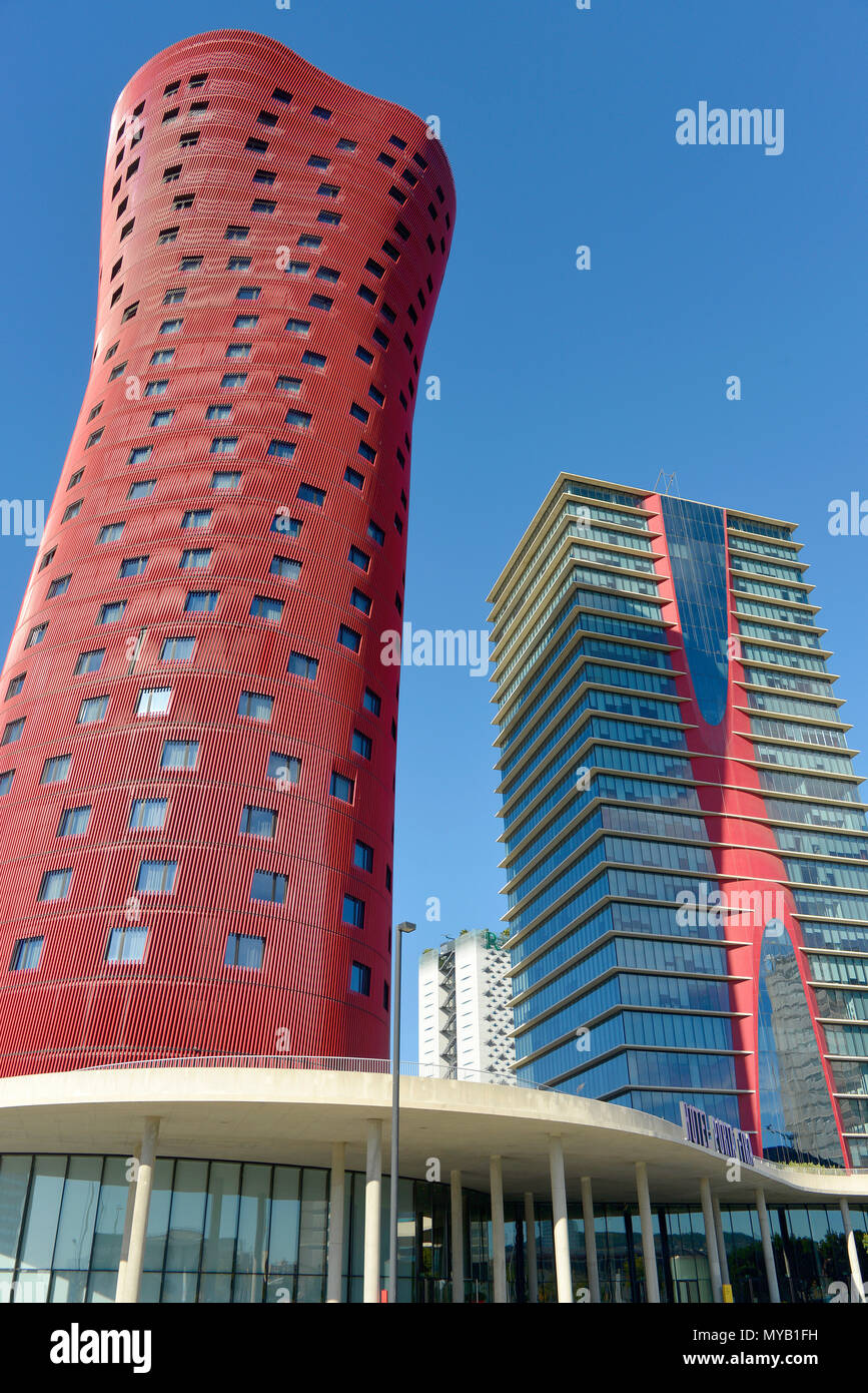 Vista generale di Hotel Santos Porta Fira, sinistra & Torre Realia Barcelona, a destra da Toyo Ito, Barcellona, in Catalogna, Spagna Foto Stock