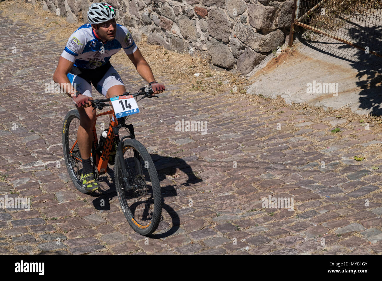 Greco ciclista maschio compete in una gara internazionale di mountain bike nel corso della foresta al di fuori del villaggio greco di molivos sull isola di Lesbo Foto Stock