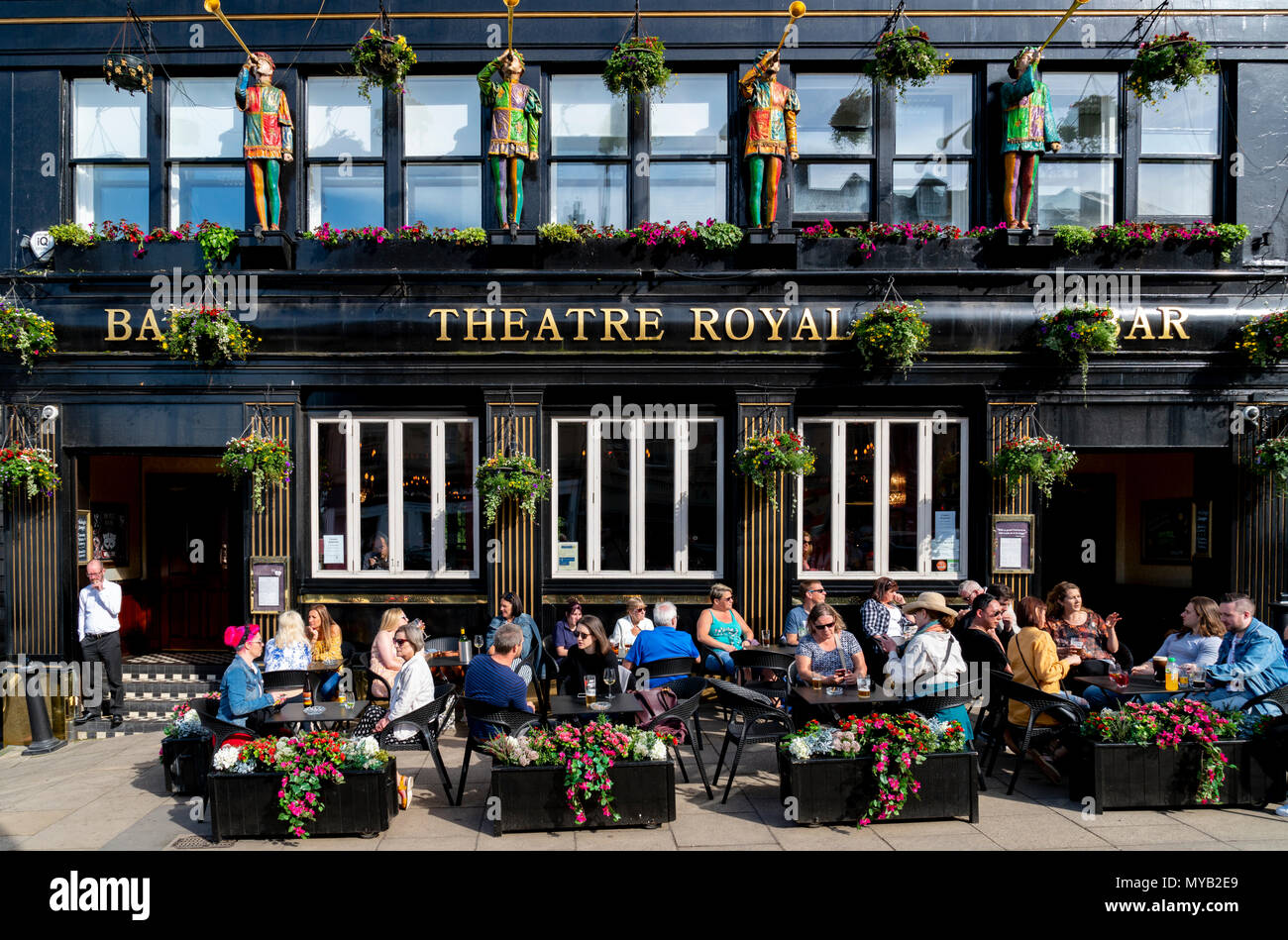 Vista di occupato terrazza esterna del Teatro Royal bar su Leith Walk a Picardy Place di Edimburgo , in Scozia, Regno Unito Foto Stock