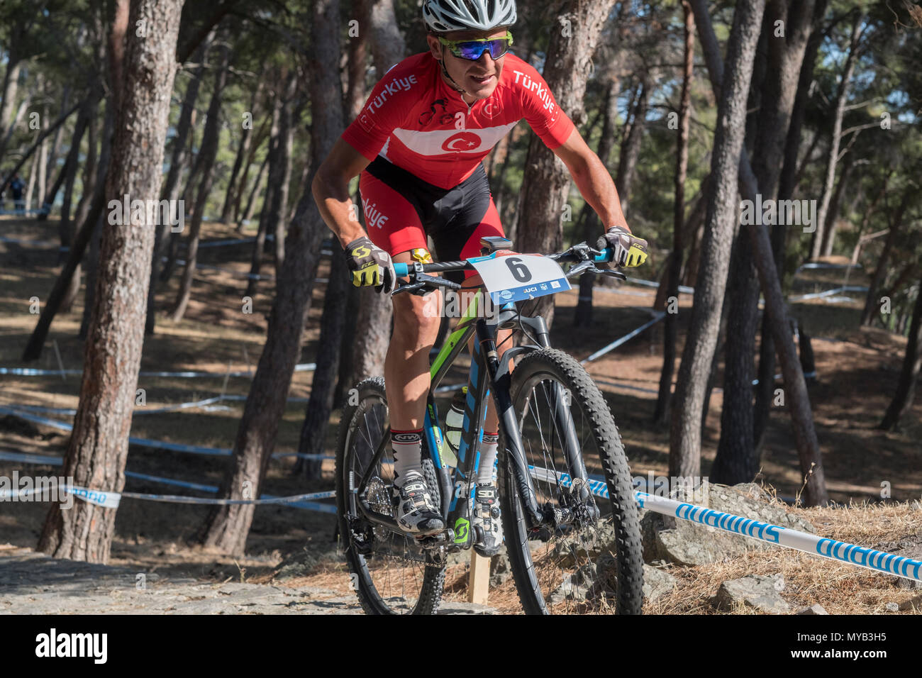 Maschio ciclista turco compete in una gara internazionale di mountain bike in una foresta nel villaggio greco di molivos sull isola di Lesbo Foto Stock