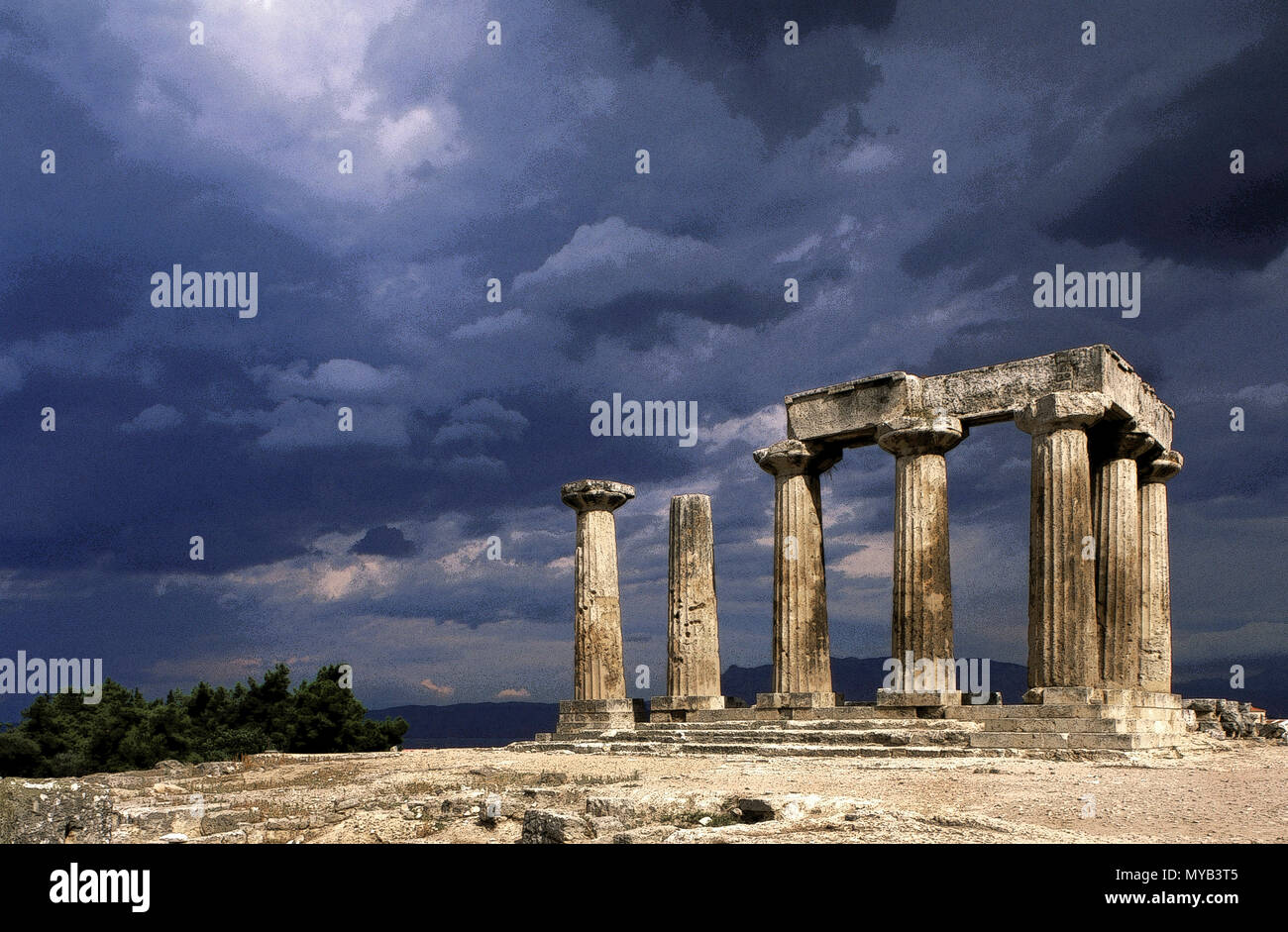 Il Greco antico sito di Corinto, il Tempio di Apollo, raffiguranti le rimanenti colonne doriche con drammatica nuvole & luce (reso in PS), Corinto, Grecia Foto Stock