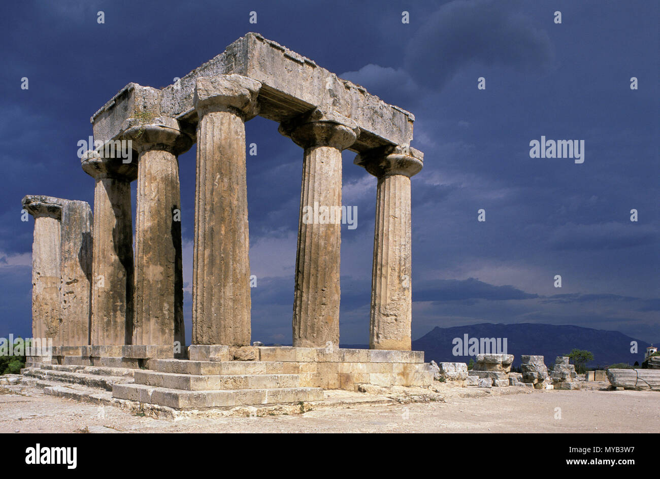 Il Greco antico sito di Corinto, il Tempio di Apollo, raffiguranti le rimanenti colonne doriche con drammatica nuvole & luce (reso in PS), Corinto, Grecia Foto Stock