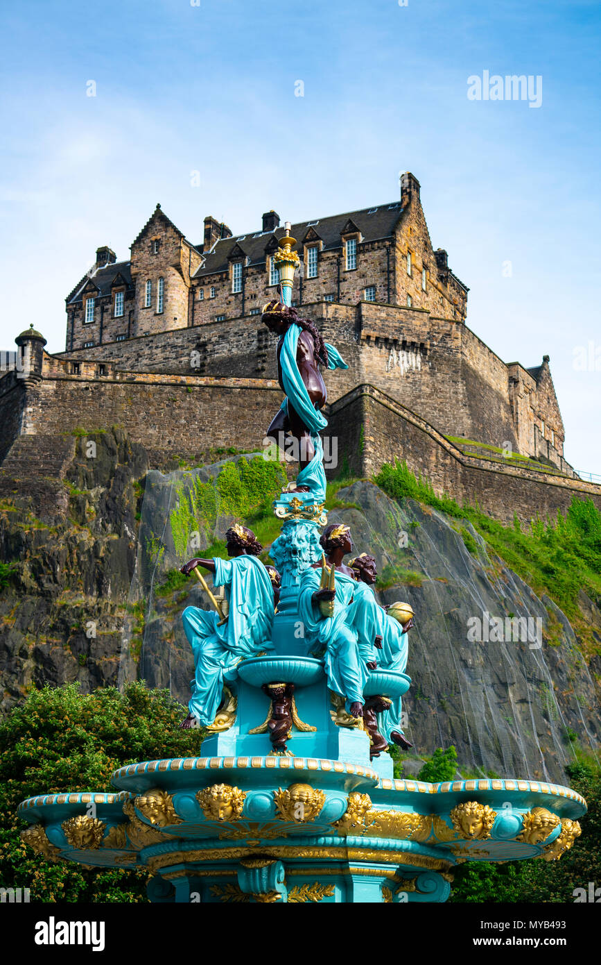 Vista di ornati restaurato recentemente Ross fontana nei giardini di Princes Street , Edimburgo, Scozia, Regno Unito Foto Stock