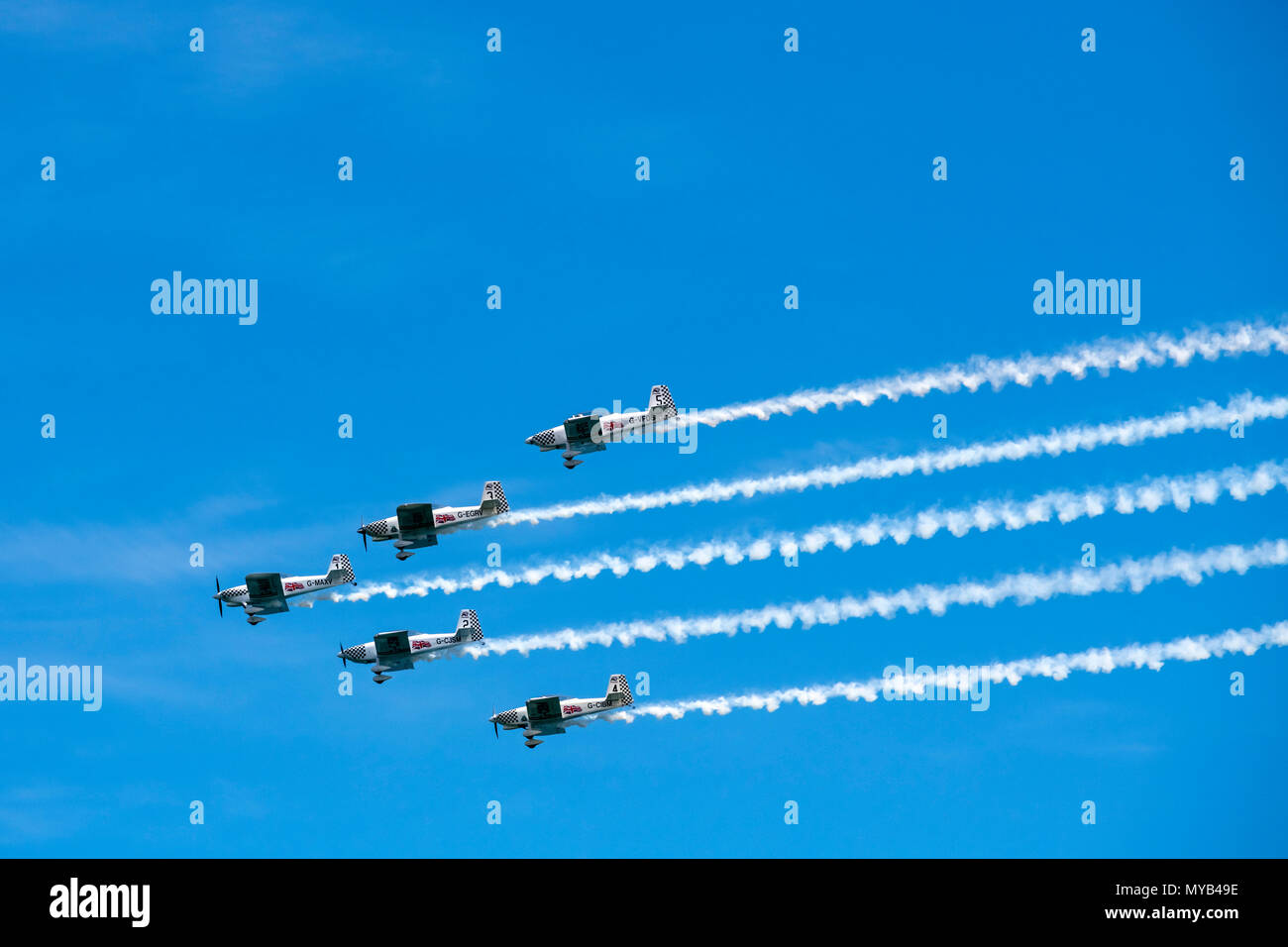 Il team di Raven. Cinque aerei acrobatici trailing fumo all'Airshow di Torbay, Regno Unito. Foto Stock