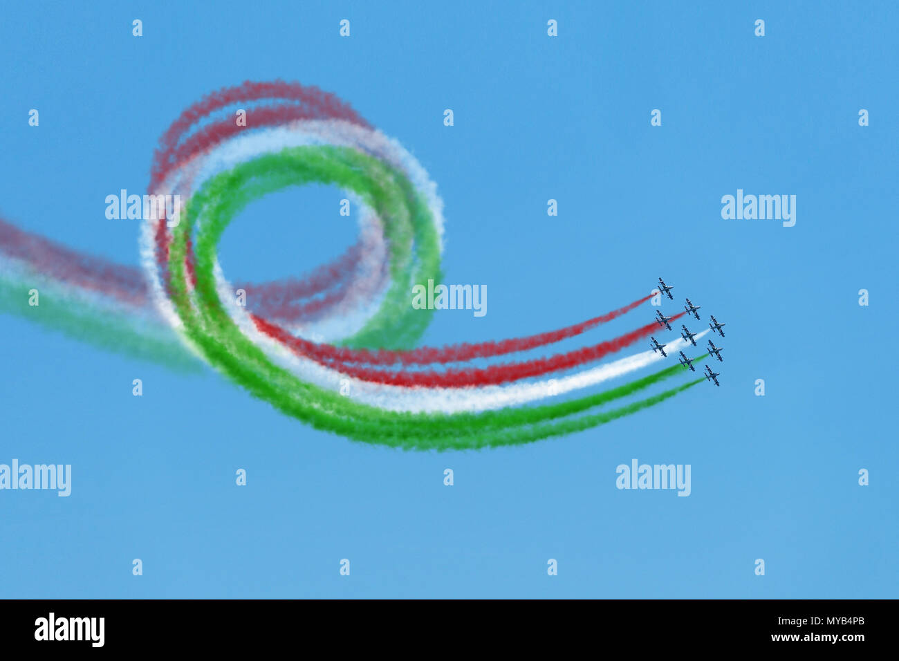 Air show acrobatico italiano team tricolore frecce tricolore battenti loop sincronizzati Foto Stock