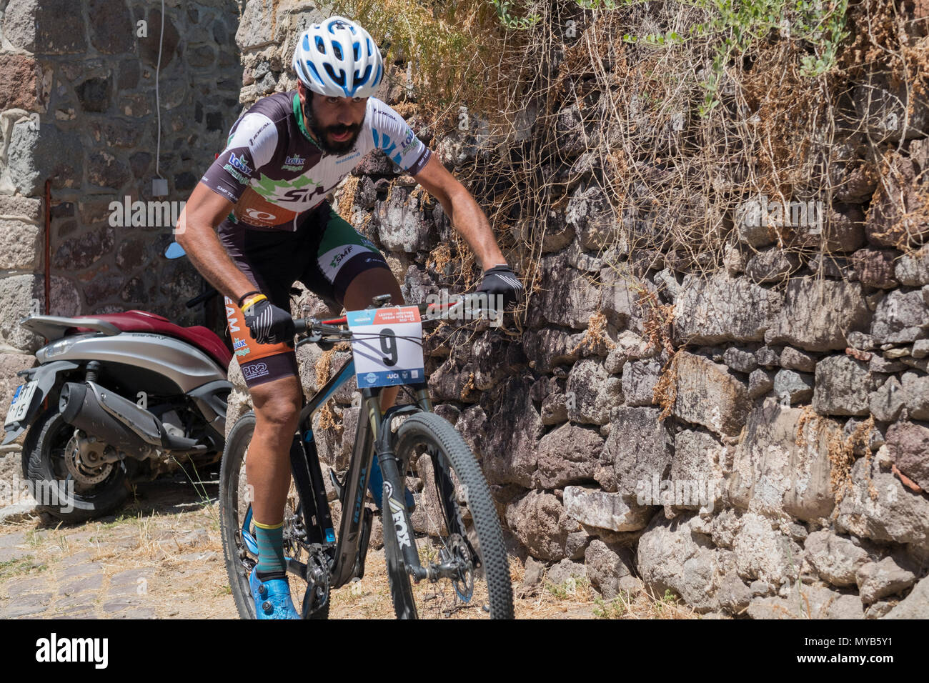 Ciclista greco compete in una gara internazionale di mountain bike nel villaggio greco di molivos sull isola di Lesbo Foto Stock