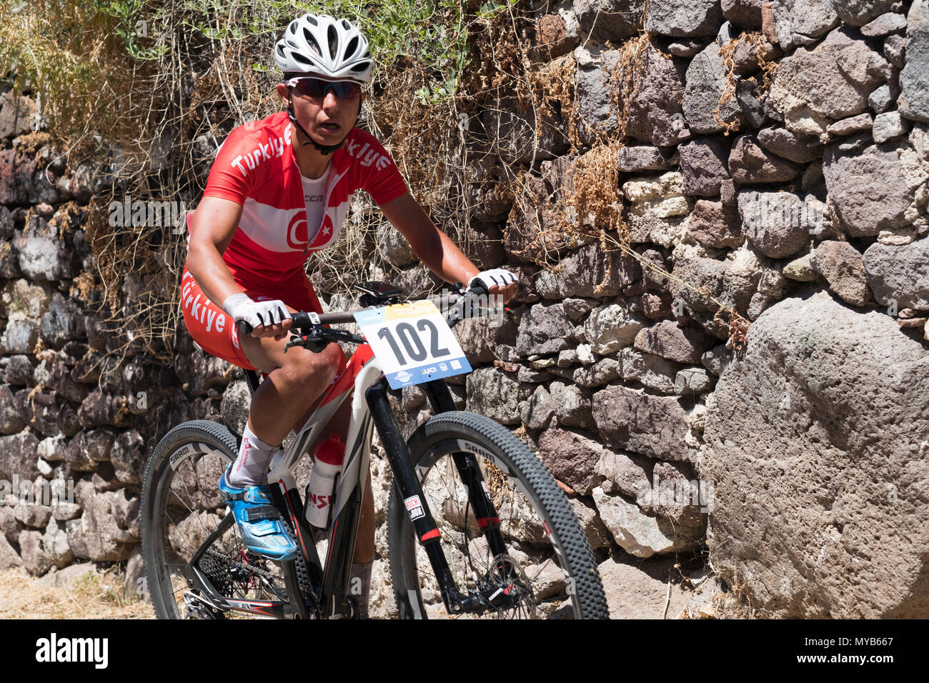 Femmina ciclista turco compete in una gara internazionale di mountain bike nel villaggio greco di molivos sull isola di Lesbo Foto Stock