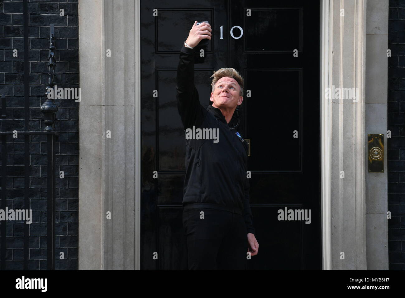 Gordon Ramsay al di fuori della porta di 10 Downing Street, Londra, davanti a una visita a promuovere il calcio aiuti per l Unicef partita di calcio di beneficenza, che si svolge la domenica 10 giugno a Old Trafford. Foto Stock