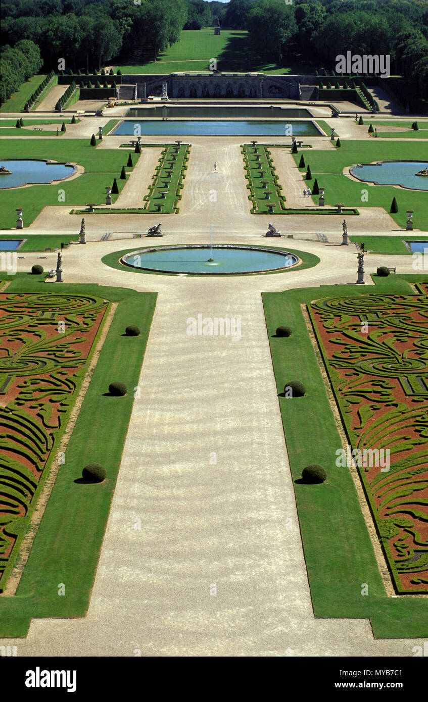 ‰Ch teau de Vaux le Vicomte: giardini, central allee di giardini formali, sull'asse, con box parterres fioriti e bacino, da Andre le Notre, Francia Foto Stock