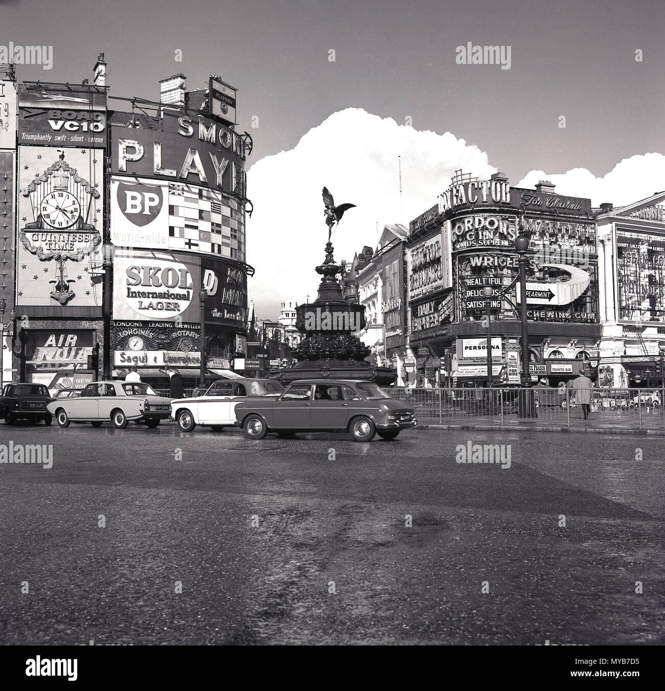 Anni '70, storico, diurno e una vista di Piccadilly Circus, Westminster, Londra, inghilterra, con cartelloni pubblicitari o segni per alcuni dei famosi marchi britannici del giorno, giocatori di sigarette, Skol lager, BP e il BOAC VC10. L'incrocio stradale e lo spazio pubblico sono stati costruiti nel 1819 per unire Piccadilly con Regent Street ed è una delle principali destinazioni turistiche nel West End della città. Foto Stock