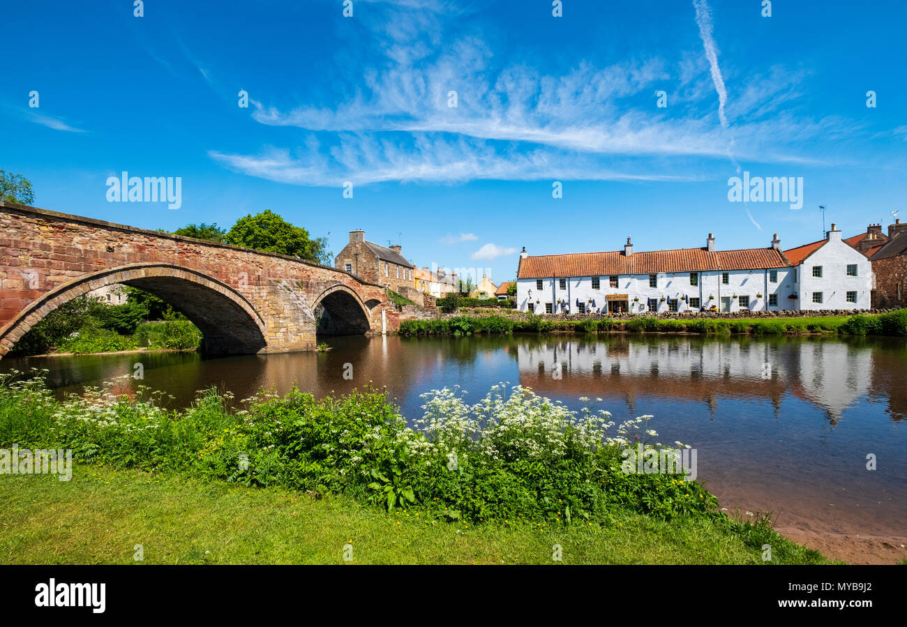 Nungate Bridge , il Waterside Pub e Fiume Tyne a Haddington, East Lothian, Scozia, Regno Unito Foto Stock