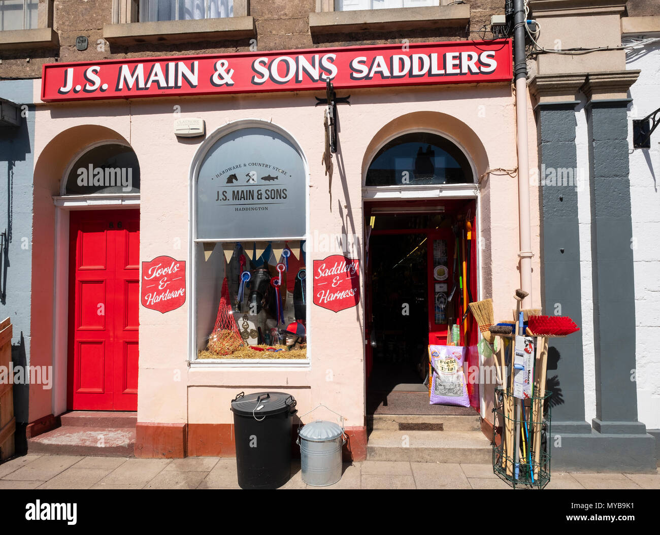 Indipendenti di negozio tradizionale, J.S. Principali & Sons Saddlers, su High Street , Haddington, East Lothian, Scozia, Regno Unito Foto Stock
