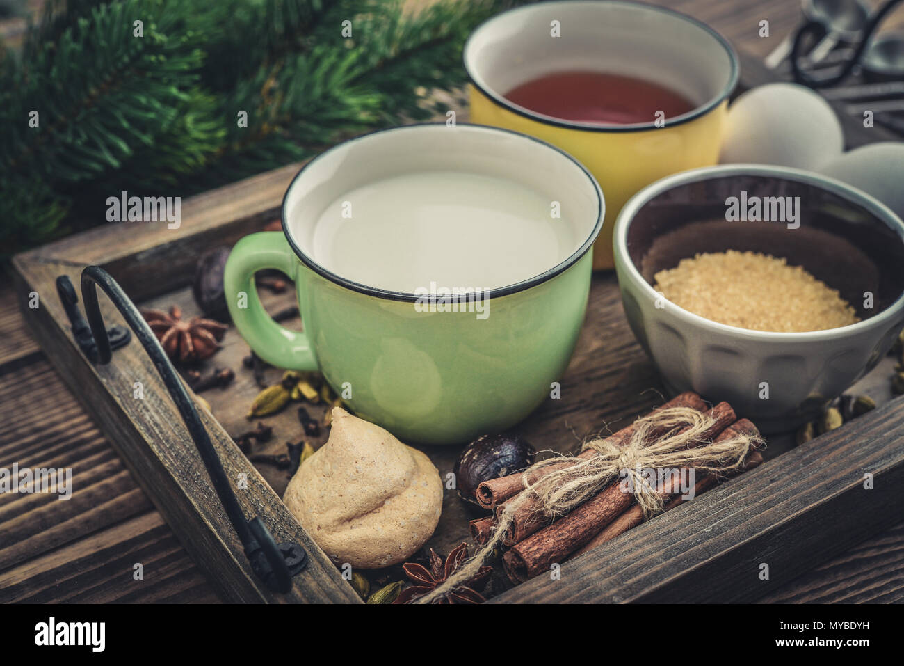 Per Ingridients tradizionale Natale bere zabaione sul vassoio su sfondo di legno Foto Stock