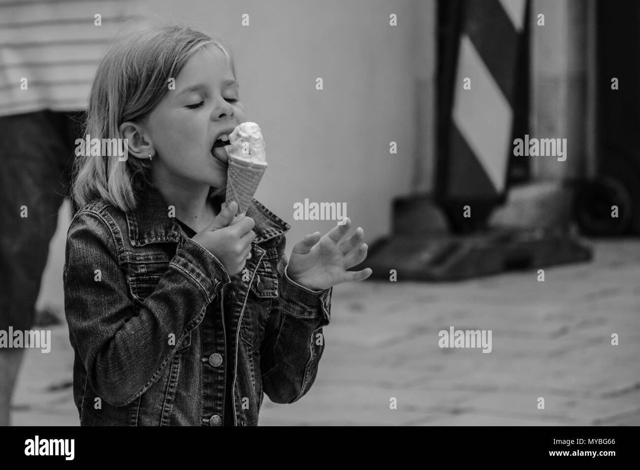 Gelato mangiare bambino. Foto Stock