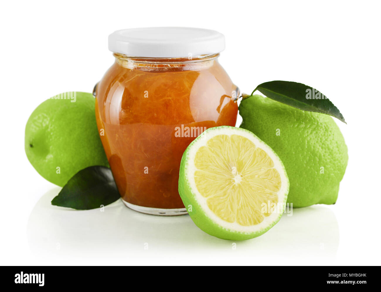 Il bergamotto arancione vasetto di marmellata con fresco bergamotto isolato su sfondo bianco con tracciato di ritaglio Foto Stock