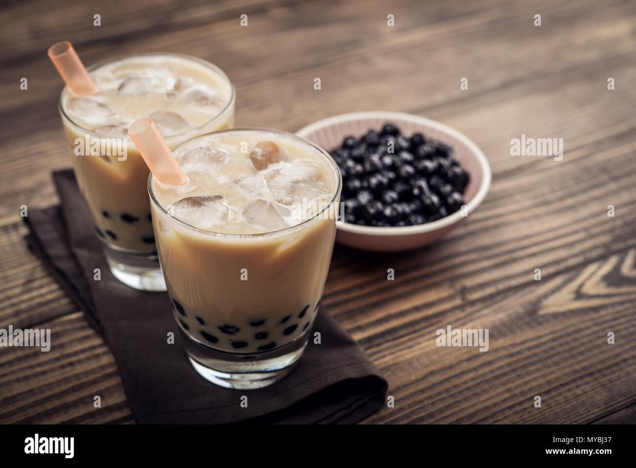 Latte in casa del tè di bolla con perle di tapioca su sfondo di legno Foto Stock