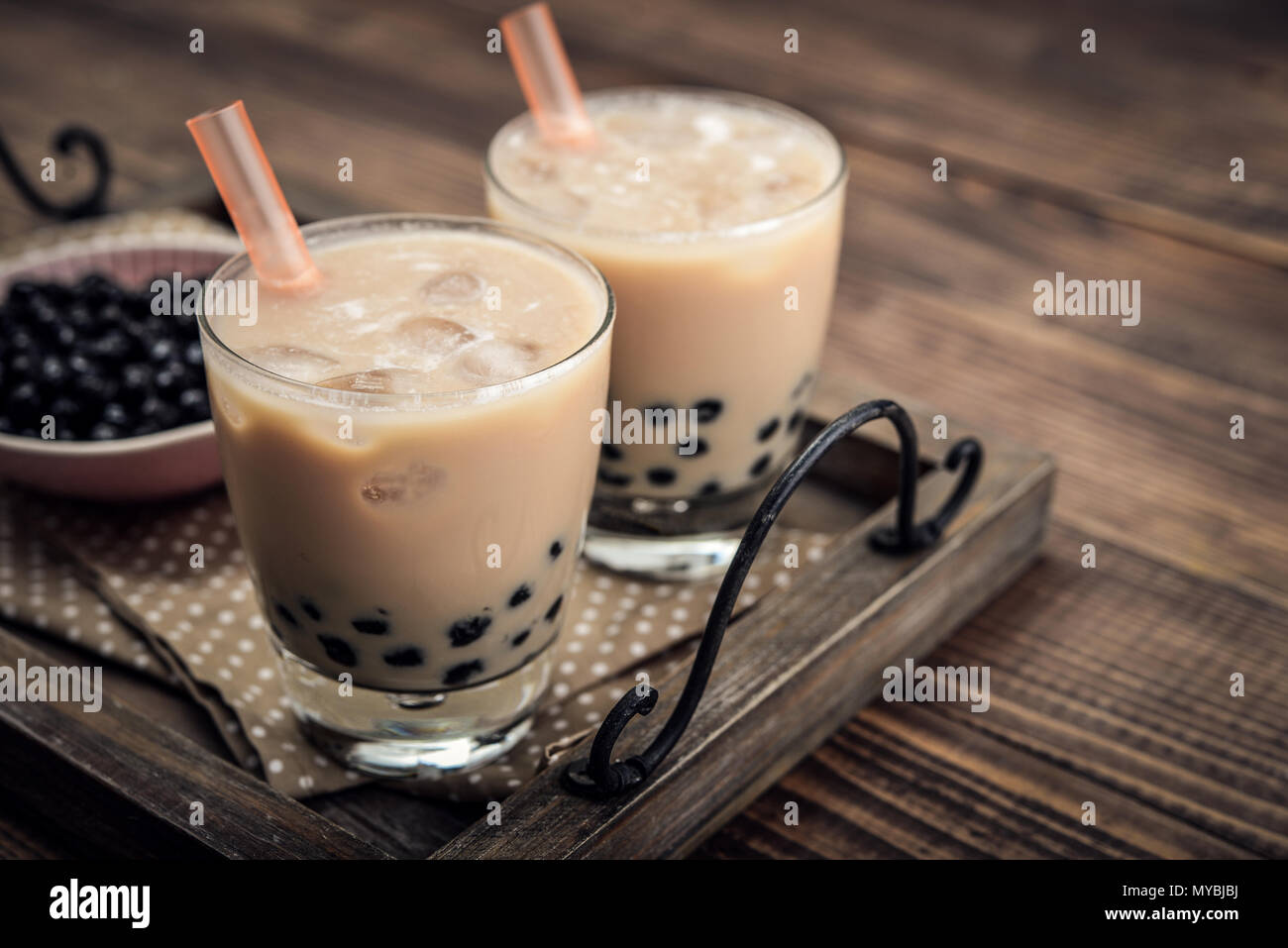 Latte in casa del tè di bolla con perle di tapioca su sfondo di legno Foto Stock