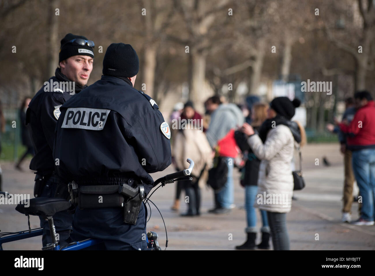 Parigi, Francia 2016. La polizia forniscono la protezione per i turisti sotto la Torre Eiffel Foto Stock