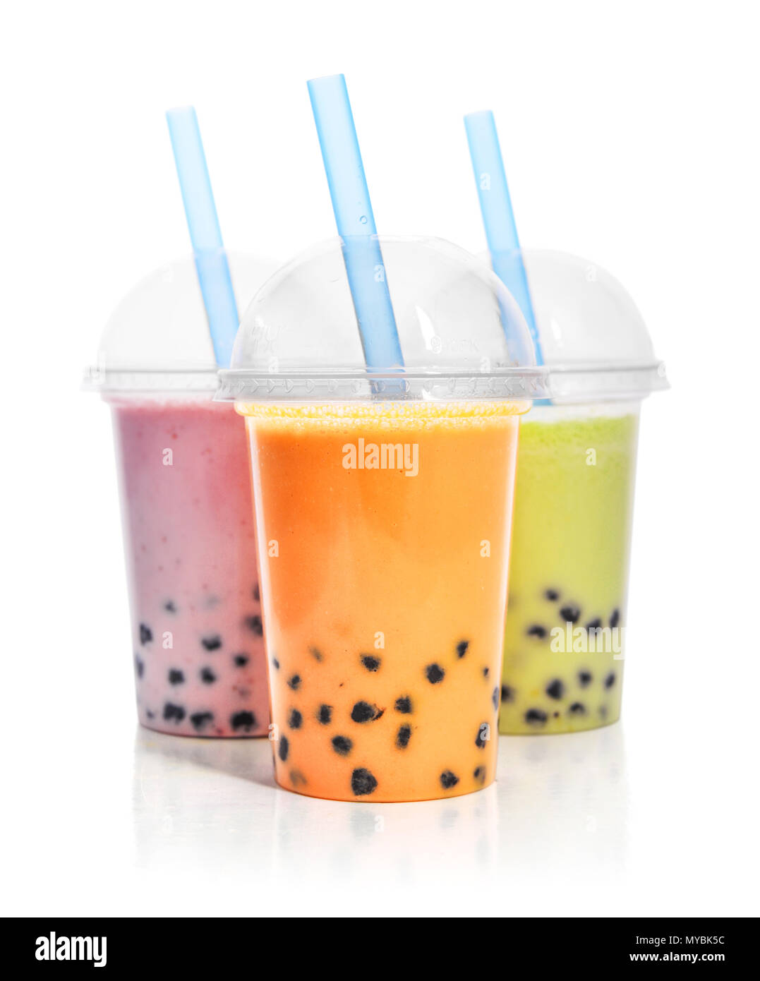Vari tè bolla in bicchieri di plastica con drink cannucce isolati su sfondo bianco. Tenere lontano il concetto di bevande. Foto Stock