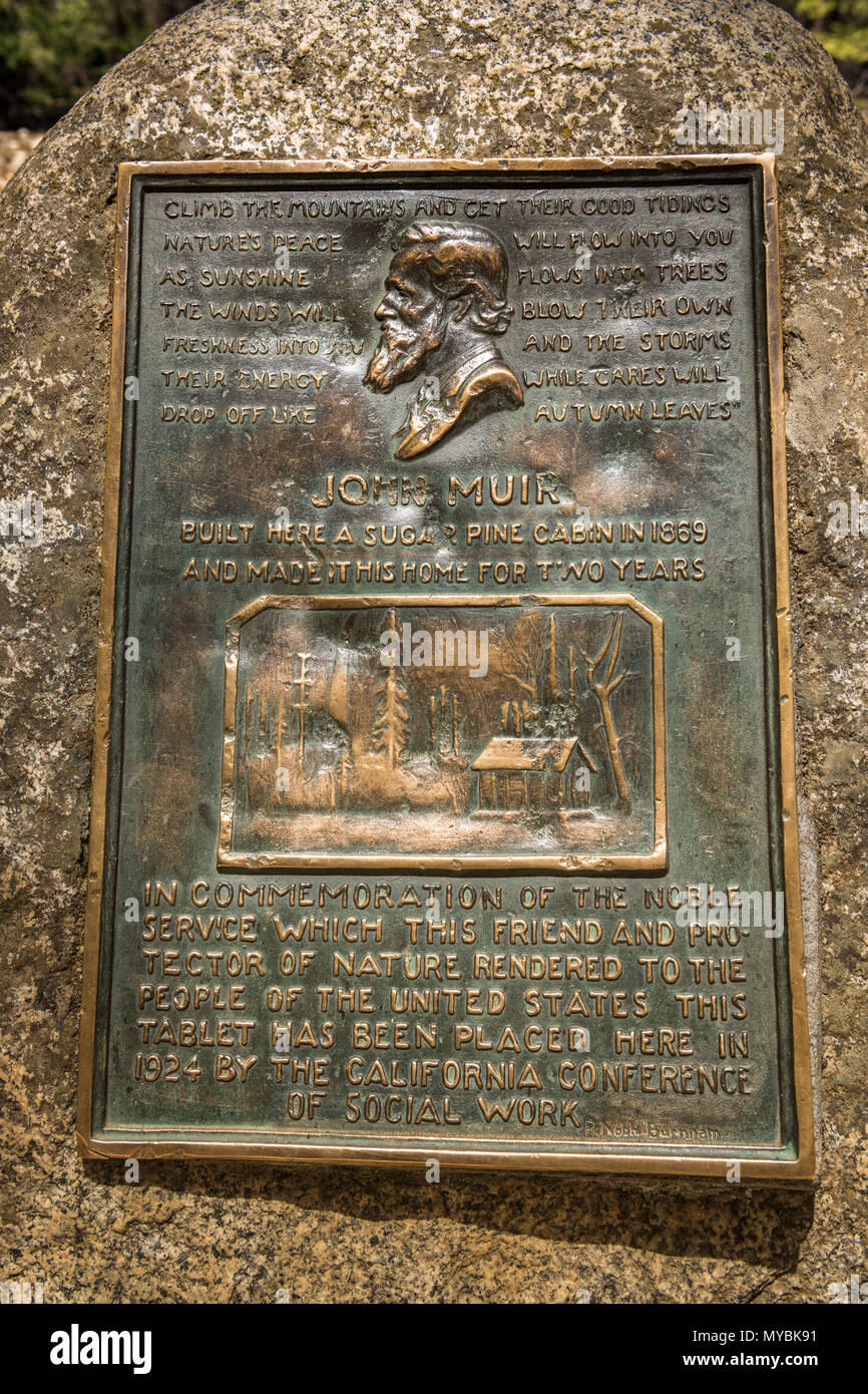 Placca interpretative in corrispondenza del sito di John Muir's cabin al di sotto di Yosemite Falls, Yosemite National Park, California USA Foto Stock