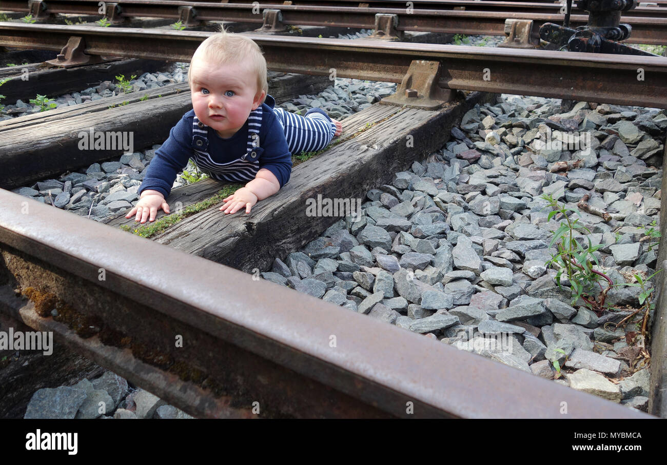 Bambino baby in disuso la linea ferroviaria via Foto Stock