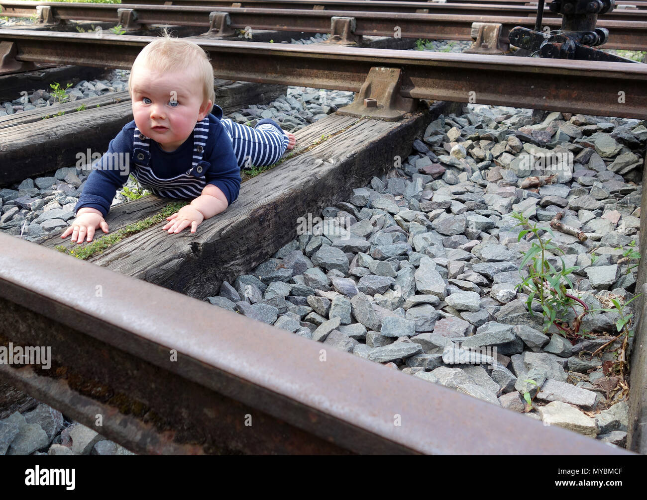 Bambino baby in disuso la linea ferroviaria via Foto Stock