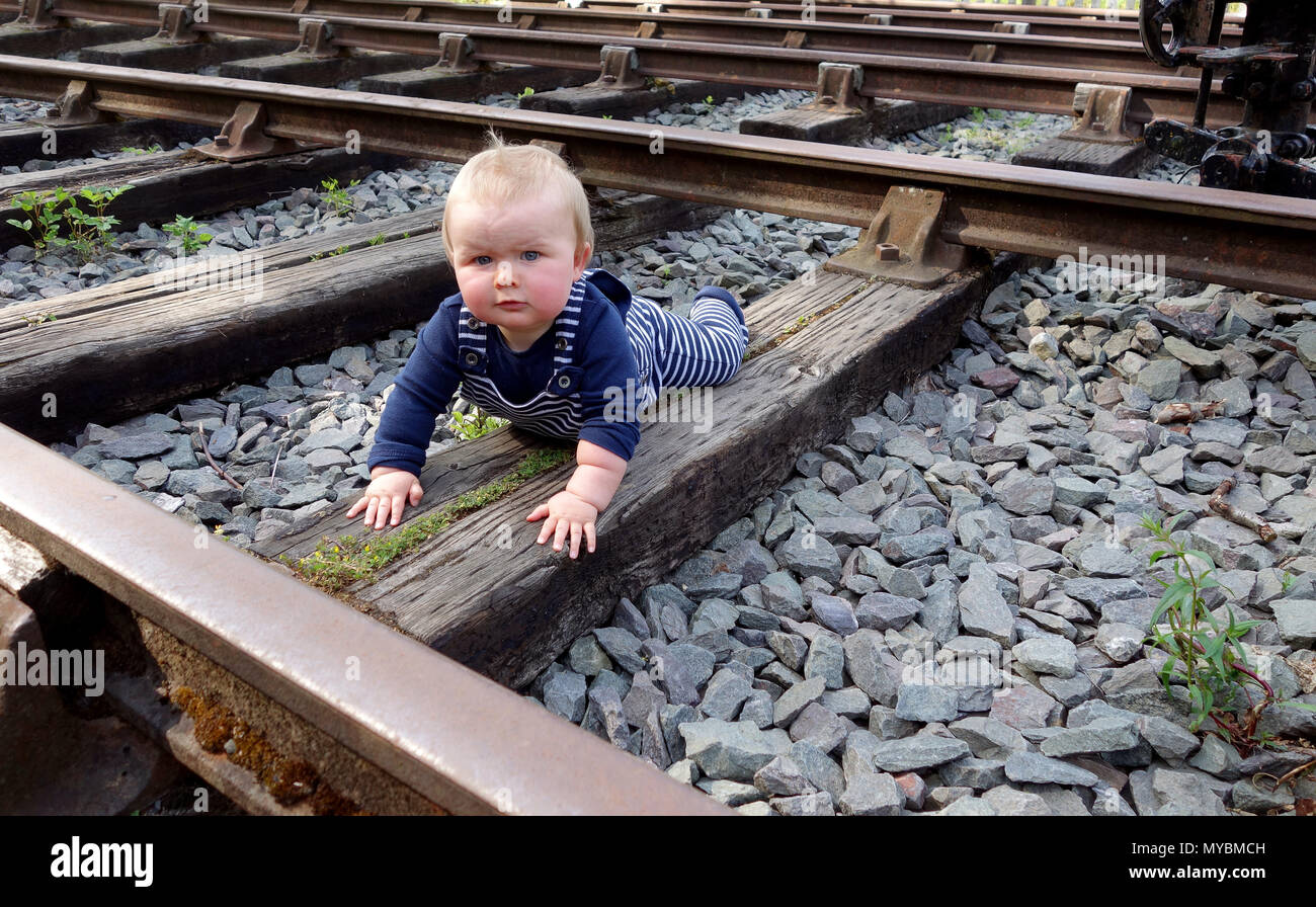 Bambino baby in disuso la linea ferroviaria via Foto Stock