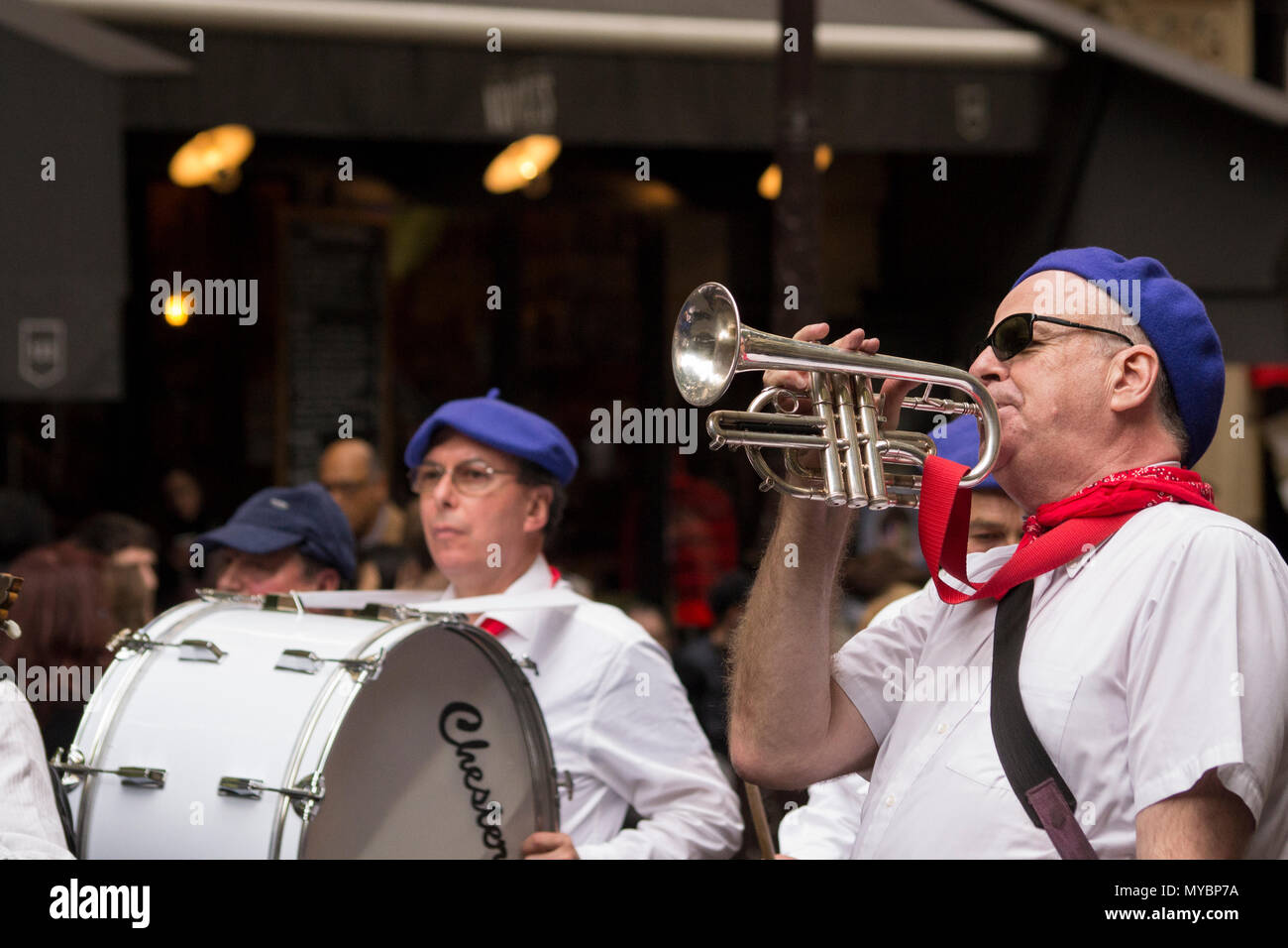 Montmartre, Parigi. Band che suona musica durante la festa della mietitura parade Foto Stock