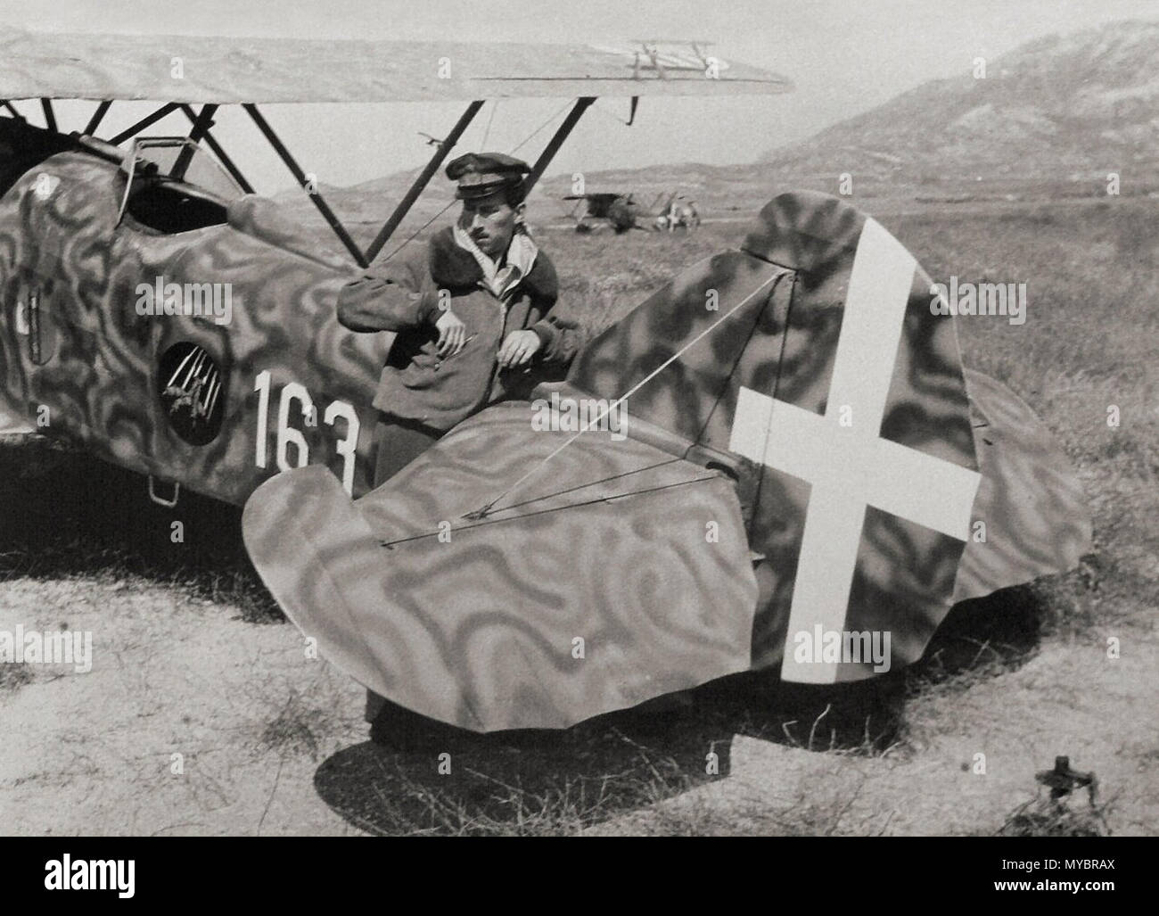 . Inglese: Capt. Mario D'Agostini [1], Medaglia d'oro del valor, pone dietro il suo Fiat CR.32 del 163Terra autonoma Fighters Squadron, Gadurrà, Rodi Grecia . 1940. Unknown 96 Capt. Mario D'Agostini Foto Stock