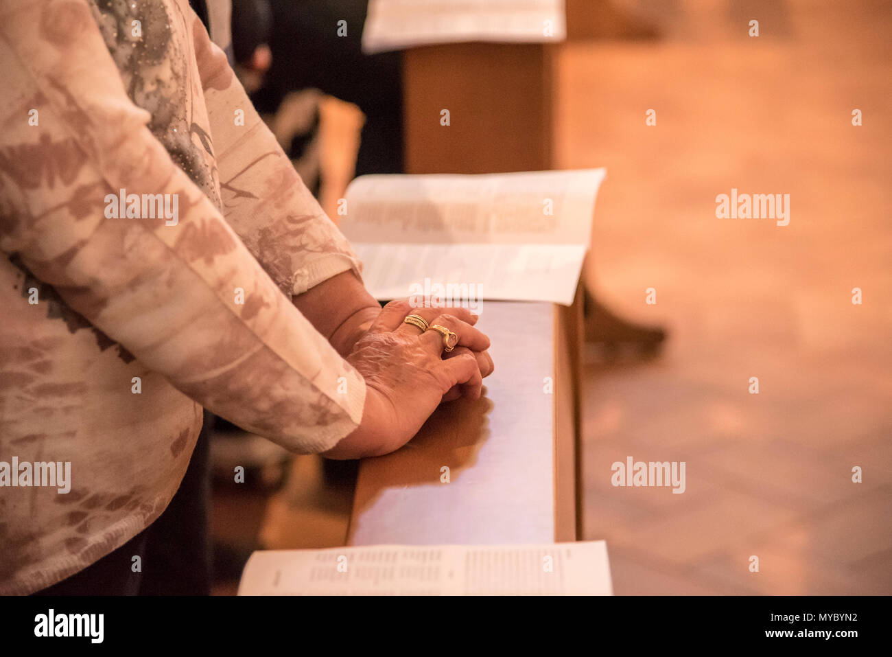 Primo piano di una vecchia donna di mani unite , concentrarsi sulle mani Foto Stock