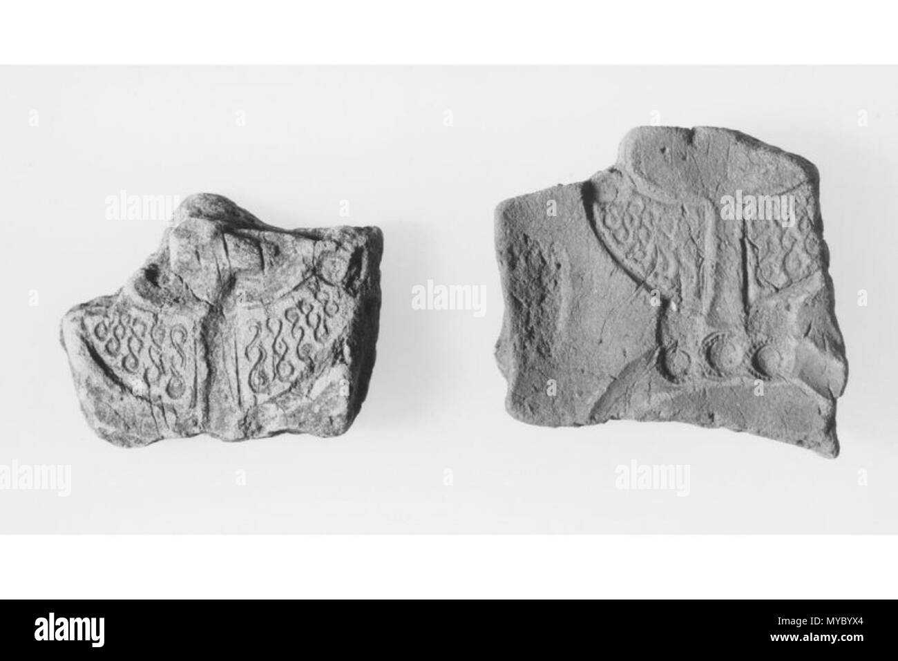 . Inglese: stampi in ceramica per la colata di pennanular spille. Recuperato da Clatchard Craig, Fife, durante lo scavo negli anni cinquanta. Il 14 giugno 2012. Commissione reale sugli antichi e i monumenti storici di Scozia 114 Clatchard Craig spilla stampi Foto Stock