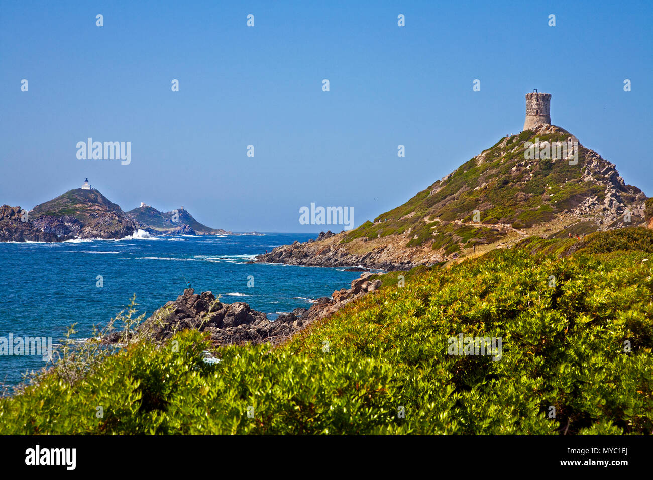 16 maggio 2016- Corsica, Spagna: le torri di guardia sedersi sulla sommità delle colline dall'oceano Foto Stock