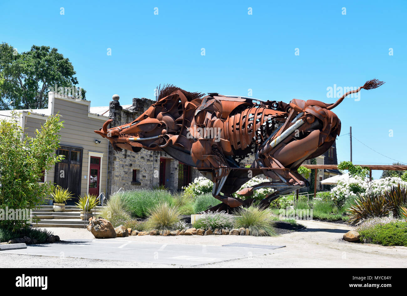 Giant cinghiale scultura di metallo nella parte anteriore del, Soda cantina di roccia in Healdsburg, California, vicino a Napa. Foto Stock