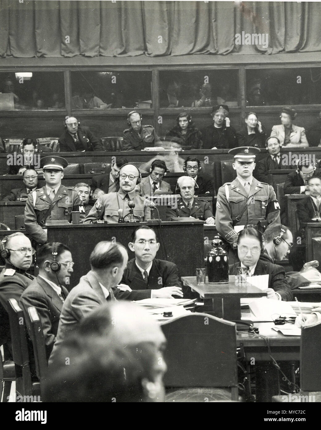 Hideki Tojo, ex generale giapponese Premier e Ministro della Guerra, prende lo stand per la prima volta durante il Tribunale internazionale di prove, Tokyo, Giappone. Eventualmente 9 1947 Foto Stock