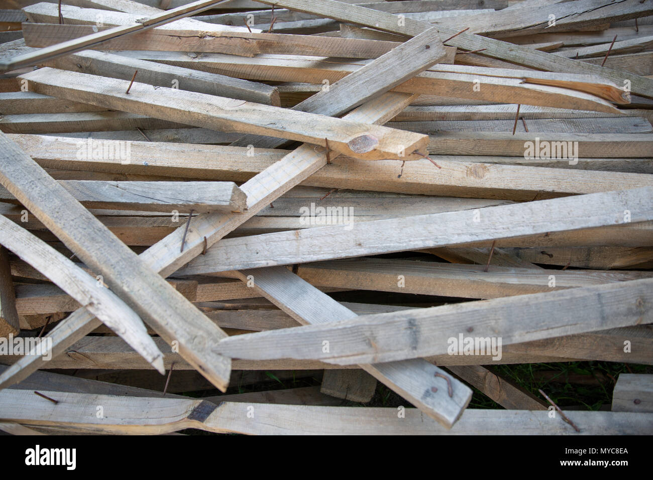 Pila caotica di usato di tavole di legno con chiodi. Sfondo dump Foto stock  - Alamy