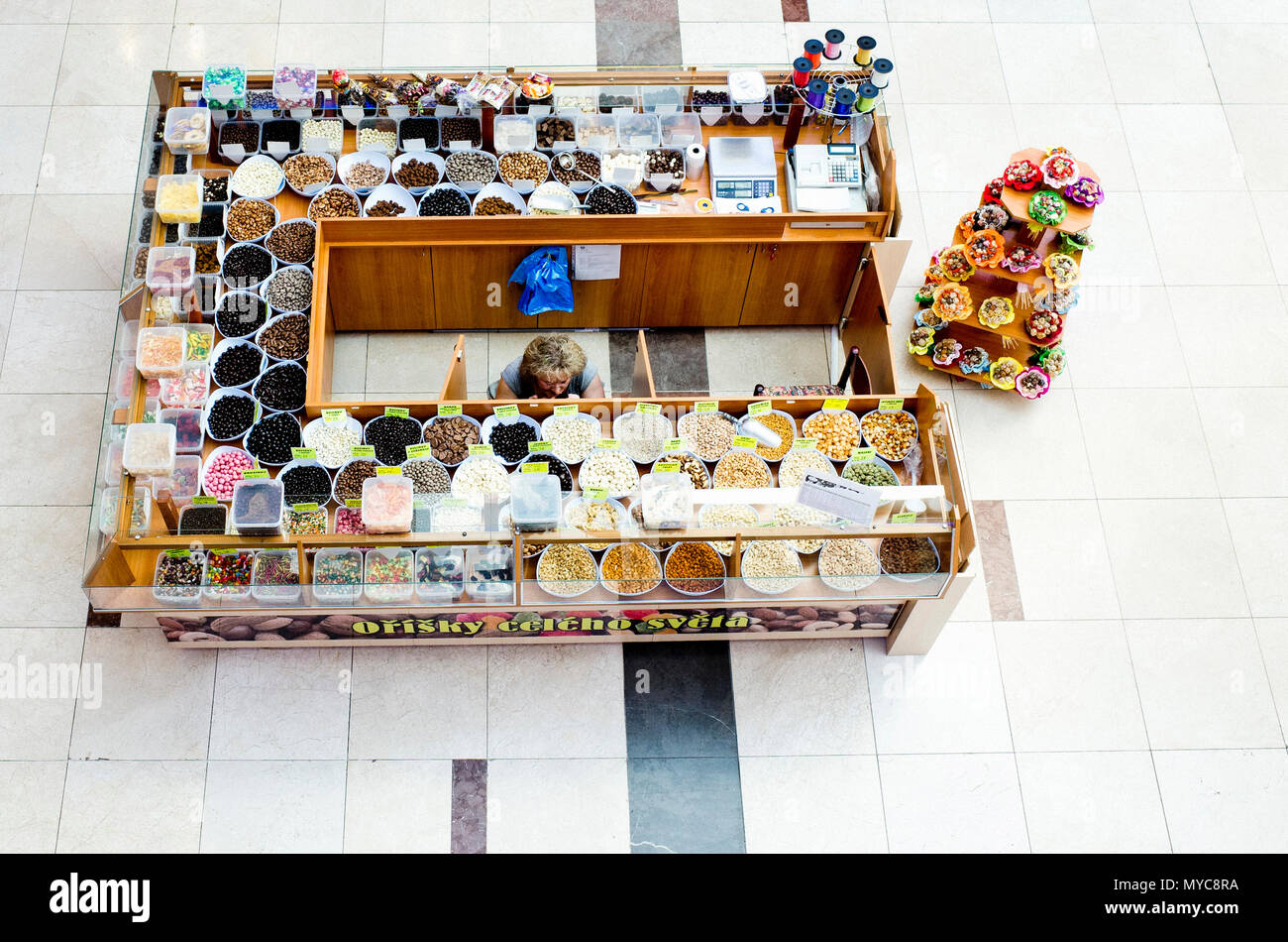 Retail kiosk la vendita di caramelle e i dadi all'interno di un centro commerciale, vista da sopra Foto Stock