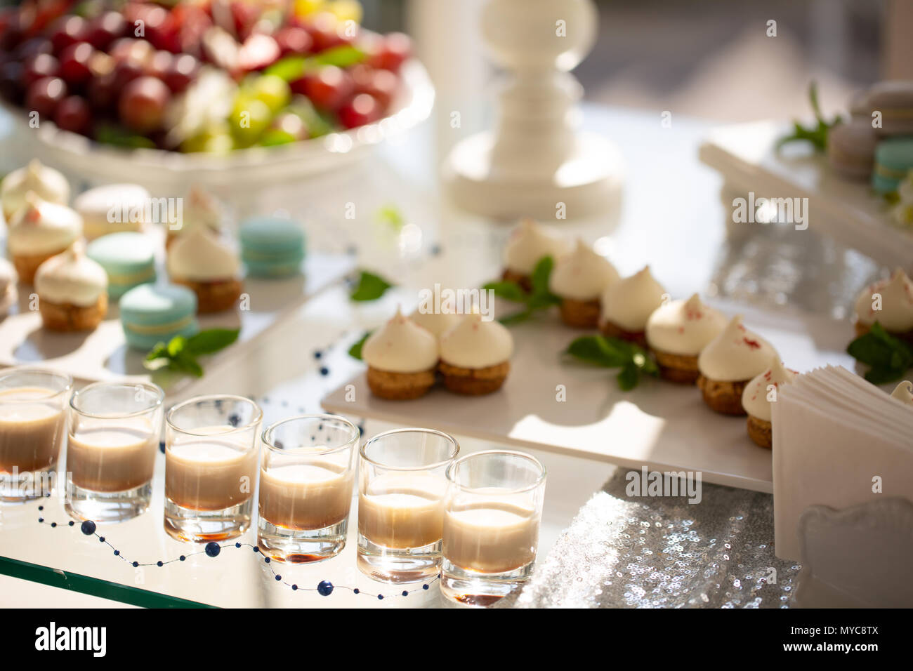 Il Baileys liquore in vetro sulla tavola festiva. bar cocktail alcolici menu liquore di latte. reception con dolci e alcool. tradizioni di nozze Foto Stock