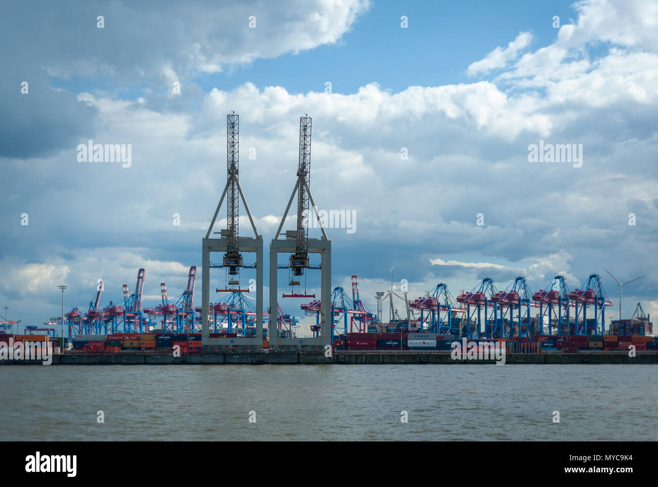 Amburgo, Germania - 26 Giugno 2014: vista in contenitore Burchardkai terminal del porto di Amburgo Germania al giorno e cielo nuvoloso con nessun popolo. Foto Stock