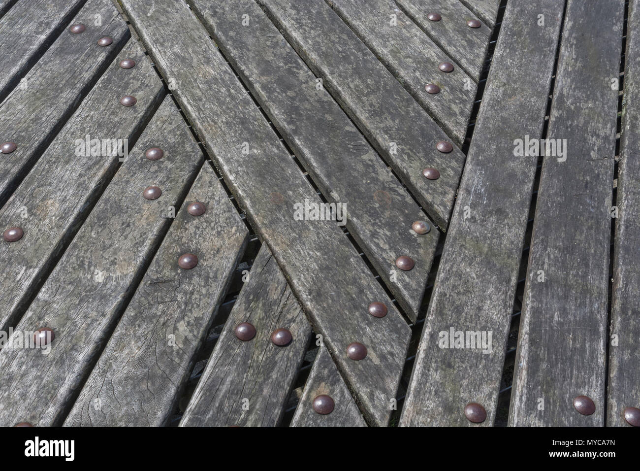 Chiudere dettaglio delle assicelle di legno formando alcune pubbliche posti a sedere presso il limone Quay, Truro, Cornwall. Foto Stock