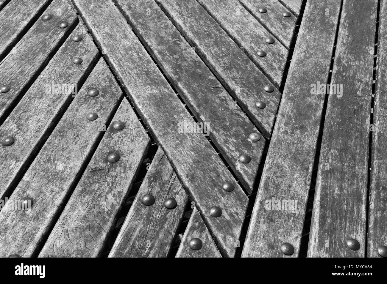 Astratto-ish Conversione monocromatica di immagine a colori delle assicelle di legno formando alcune pubbliche posti a sedere presso il limone Quay, Truro, Cornwall. Foto Stock