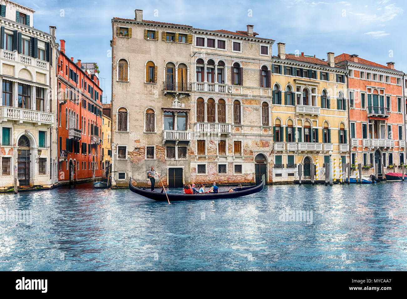 Venezia, Italia - 29 aprile: Tradizionale Gondola con architettura paesaggistica lungo il Canal Grande nel sestiere di Cannaregio a Venezia, Italia, Aprile 29, 2018 Foto Stock