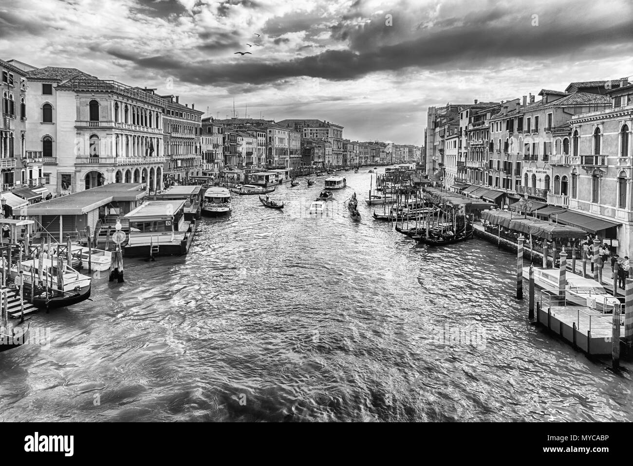 Venezia, Italia - 29 aprile: la veduta panoramica del Canal Grande al tramonto del famoso Ponte di Rialto, uno dei principali landmark a Venezia, Italia, come visto Foto Stock