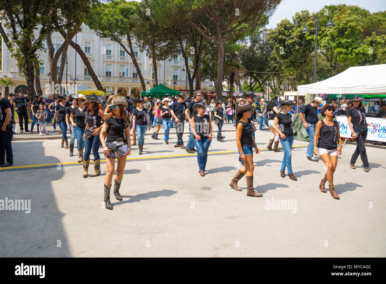 Rimini, Italia - 10.05.2018: persone dansing, flash mob sulla motocicletta festival a Rimini Foto Stock