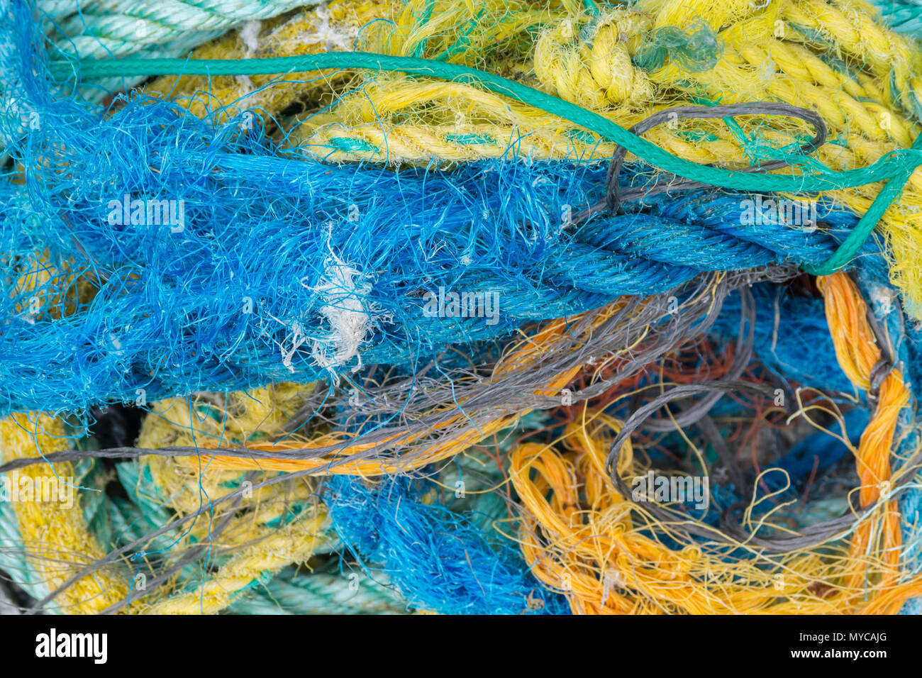 Massa di corde colorate di pesca del polimero e rete in uno stato aggrovigliato. Corda da vicino. Foto Stock