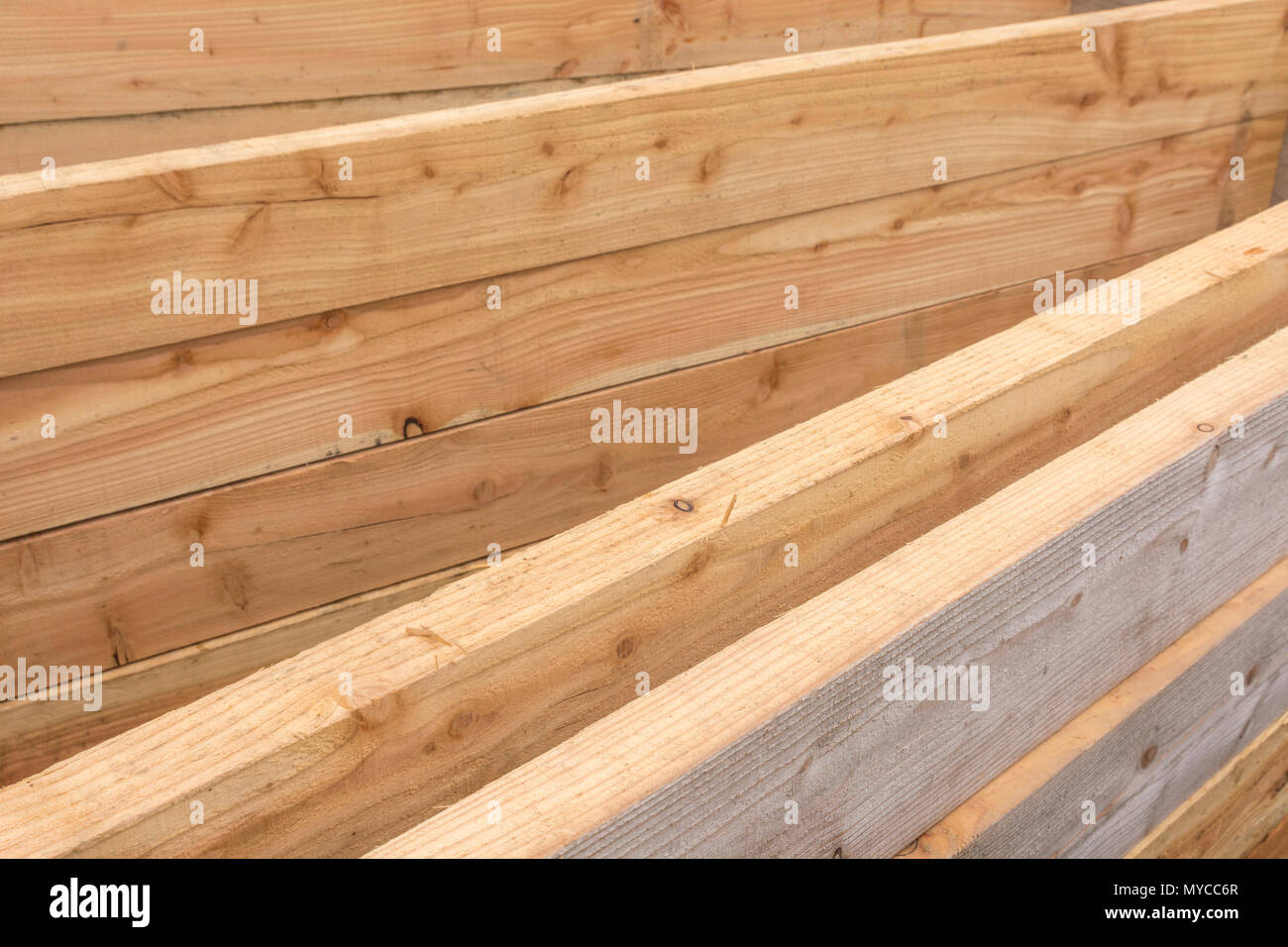 Struttura in legno in costruzione - con definitiva configurazione angolare. Foto Stock