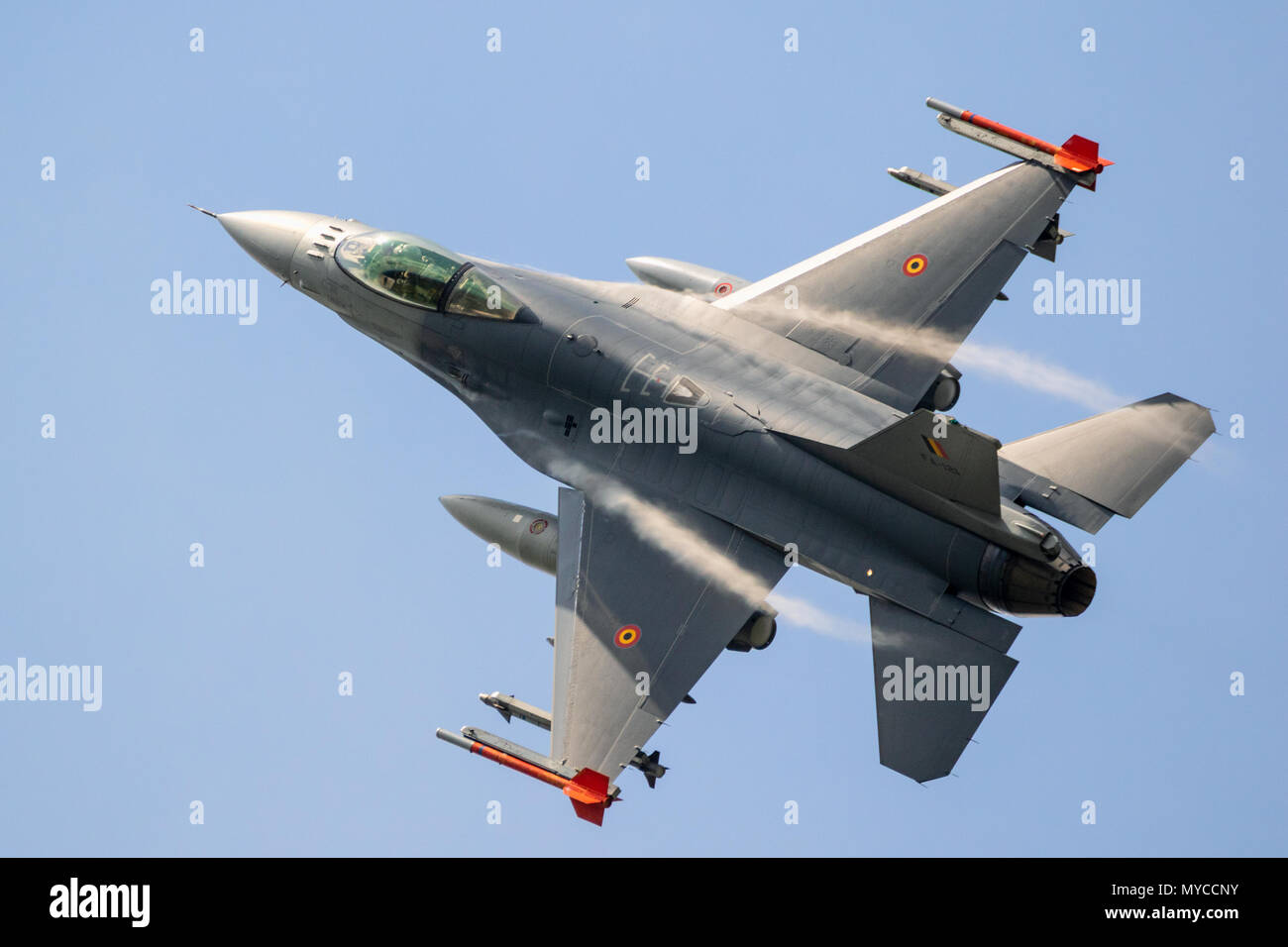 FLORENNES, Belgio - giu 15, 2017: belga Air Force General Dynamics F16 Fighting Falcon jet da combattimento aereo in volo. Foto Stock